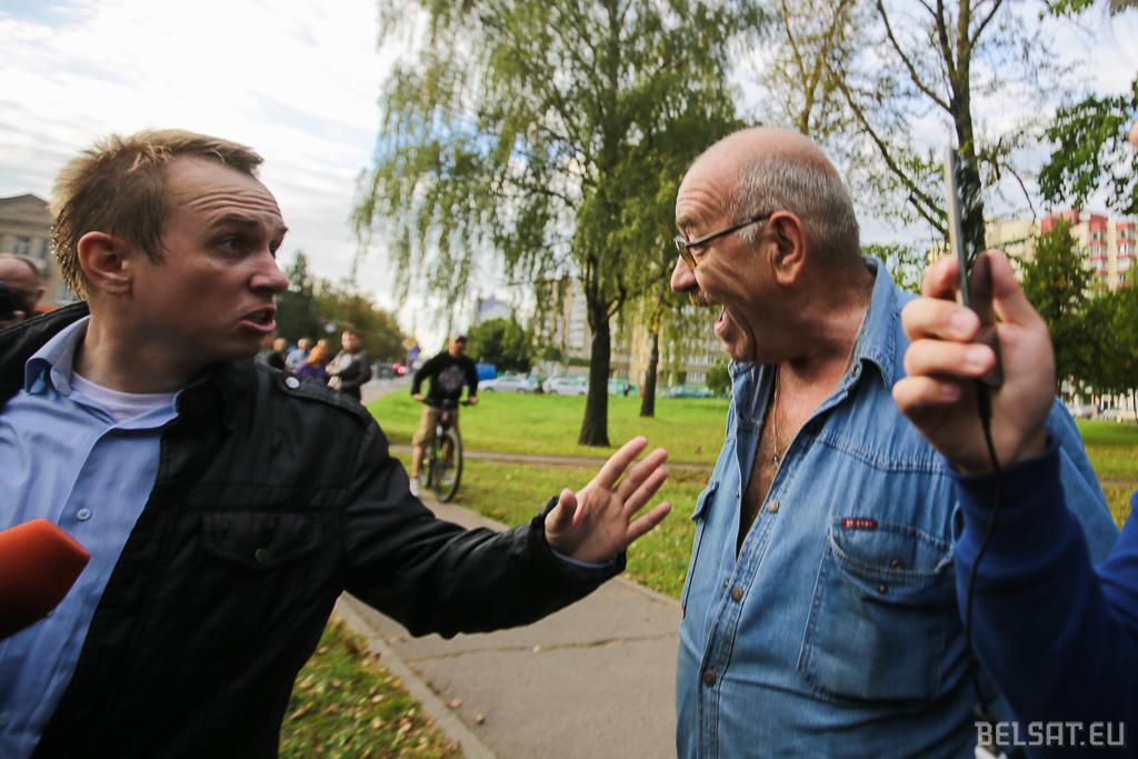 Minsk Police Prevent Belarus Activists From Picketing